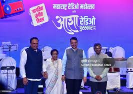 Maharashtra CM Devendra Fadnavis performs the song ‘Abhi na jao…’ alongside the iconic singer Asha Bhosle
