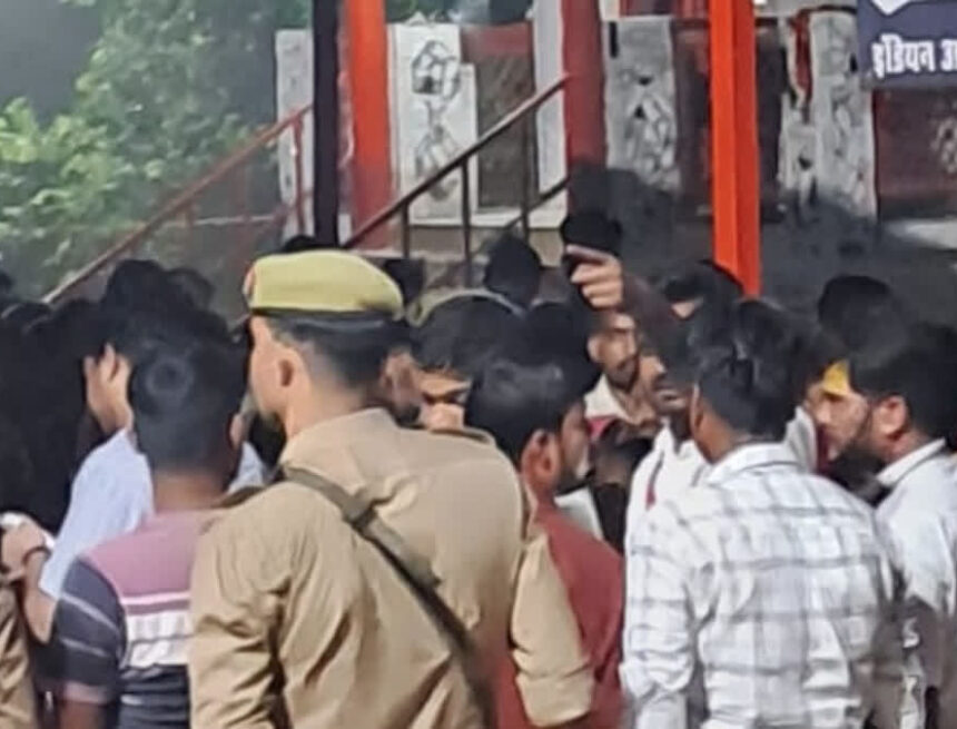 Tragedy strikes at the Ausaneshwar Mahadev temple in Barabanki, 2 fatalities and 30 injuries