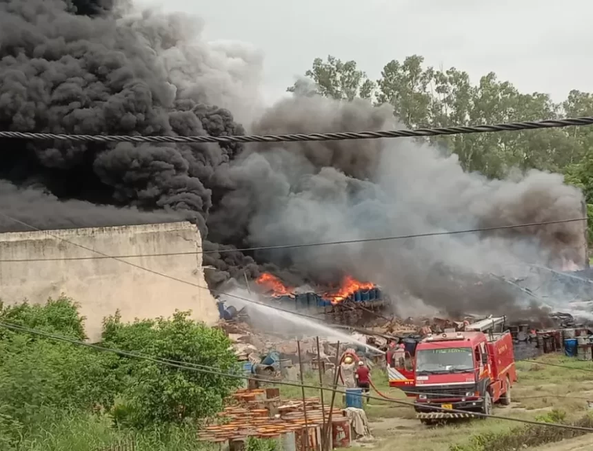 13_08_2023-fire_in__chemical_factory_23500492 A large fire erupts at a chemical plant in Sabhapur, Delhi