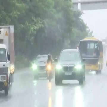 Rain Lashes Delhi-NCR; IMD Predicts Light to Moderate Showers with Thunderstorms