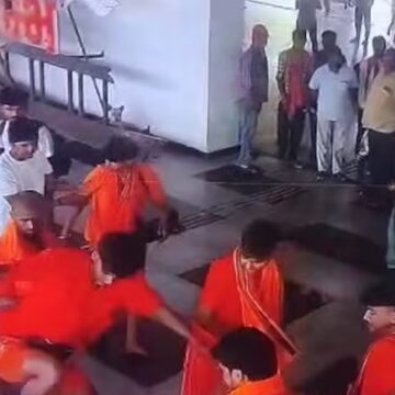 A CRPF soldier was punched & kicked by Kanwariyas in Mirzapur, Uttar Pradesh