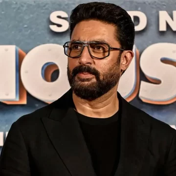 Abhishek Bachchan marks 25 years in the Bollywood industry alongside his fans, while Big B expresses his admiration for him