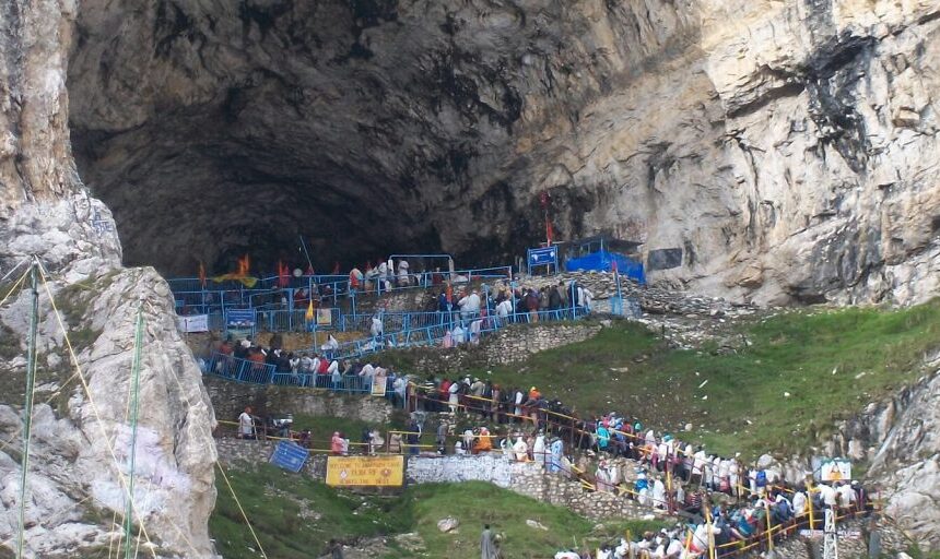 amarnath-yatra-1024x512-1 Amarnath Yatra has suspended from the Pahalgam and Baltal base camps today due to heavy rainfall