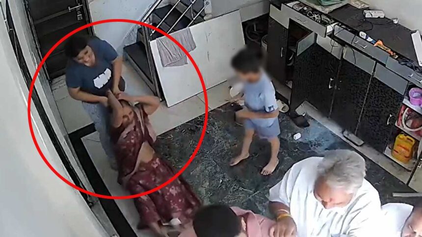 hct7v13o_fight_160x120_05_April_25 A woman assaults her mother-in-law outside their residence in Ghaziabad, her mother records the incident