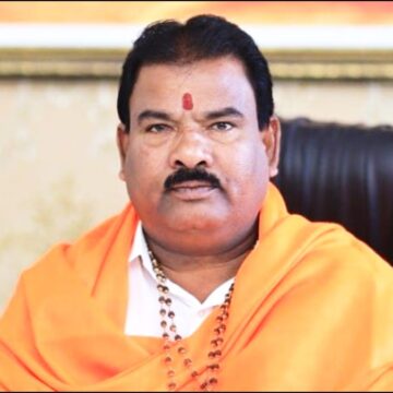 Sanjay Gaikwad, MLA from Shinde Sena, slapped a canteen staff member due to the subpar quality of food in Mumbai