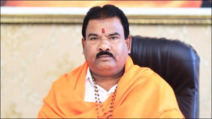 Sanjay Gaikwad, MLA from Shinde Sena, slapped a canteen staff member due to the subpar quality of food in Mumbai