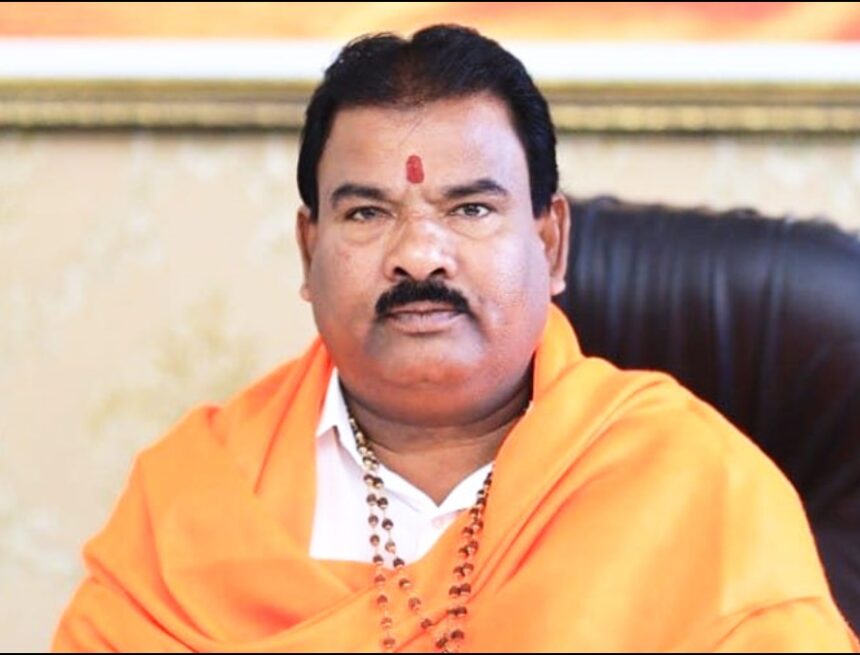 Sanjay Gaikwad, MLA from Shinde Sena, slapped a canteen staff member due to the subpar quality of food in Mumbai