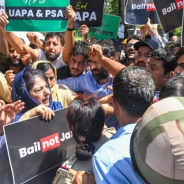 Mehbooba Mufti Leads Protest in Srinagar Demanding Return of Kashmiri Prisoners to UT Jails