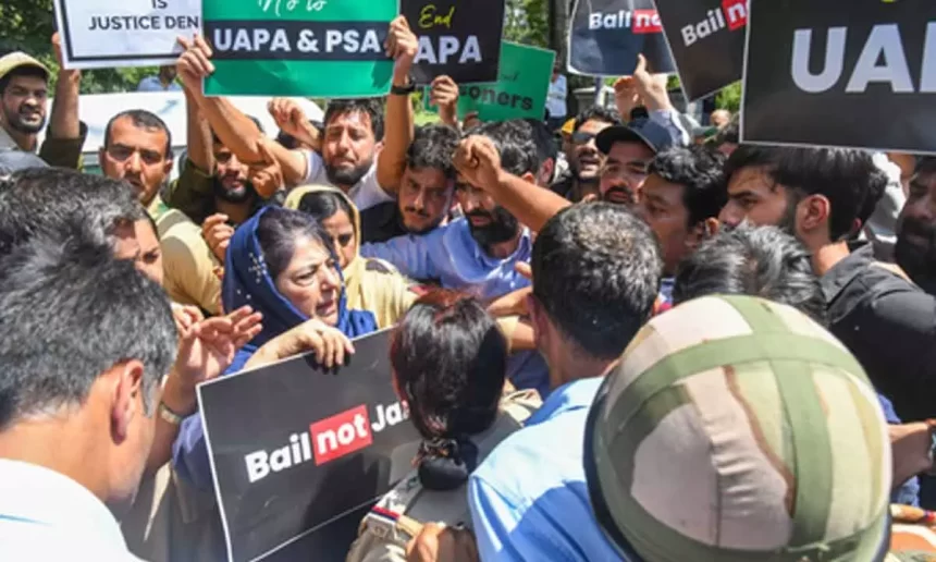 Mehbooba Mufti Leads Protest in Srinagar Demanding Return of Kashmiri Prisoners to UT Jails