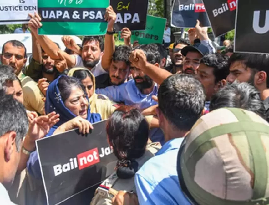 1579324-pdp Mehbooba Mufti Leads Protest in Srinagar Demanding Return of Kashmiri Prisoners to UT Jails
