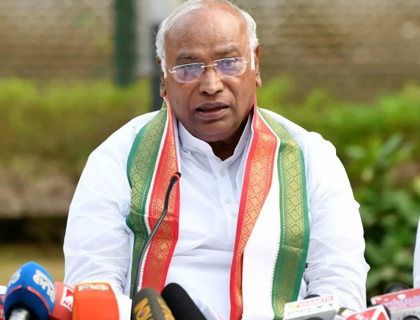 19mallikarjun-kharge Mallikarjun Kharge Slams PM Modi for Praising RSS in Independence Day Speech