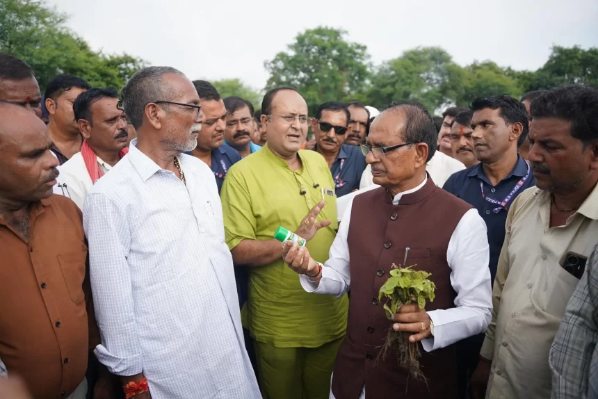 Shivraj Singh Chouhan Inspects Soybean Fields After Farmers Report Crop Damage