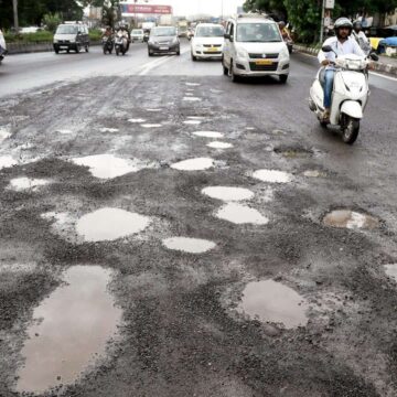 Congress Leaders Protest Outside Nagpur Municipal Corporation Over Potholes