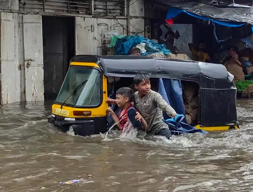 94srnapg_mumbai-rain-mumbai-monsoon_625x300_28_June_23 Mumbai Rains Cause Massive Waterlogging, Train and Flight Services Disrupted