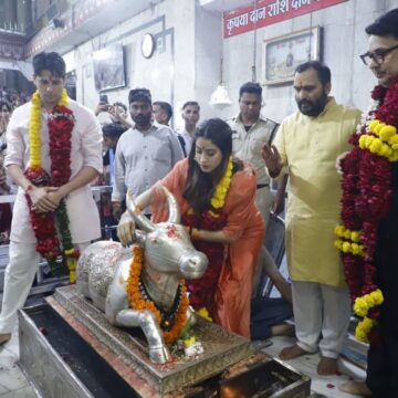 Janhvi Kapoor & Sidharth Malhotra Offer Prayers at Mahakaleshwar Temple Ahead of Param Sundari Release