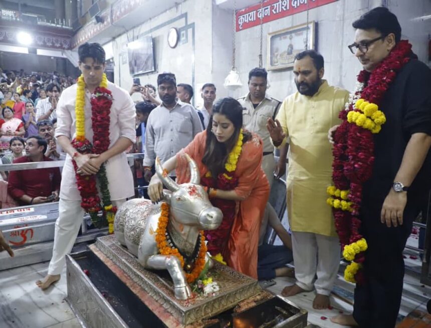 GzDcWDPakAAr9Zl Janhvi Kapoor & Sidharth Malhotra Offer Prayers at Mahakaleshwar Temple Ahead of Param Sundari Release