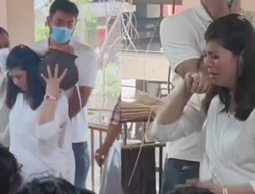Tejaswini-Pandit-1 Tejaswini Pandit Breaks Down at Mother Jyoti Chandekar’s Funeral in Pune