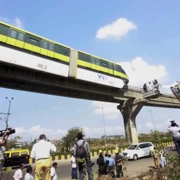 Mumbai Monorail Breakdown Strands 100 Passengers Amid Heavy Rain