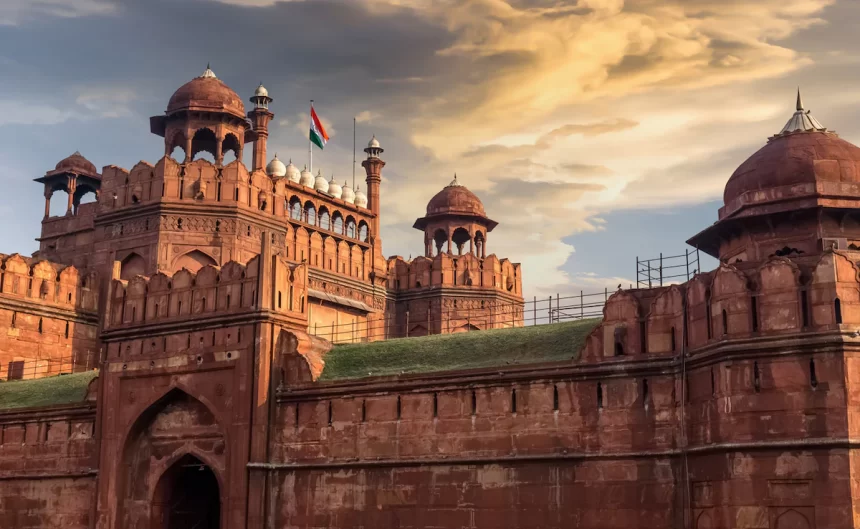 7 police officers in Delhi have suspended After Dummy Bomb Evades Security at Red Fort