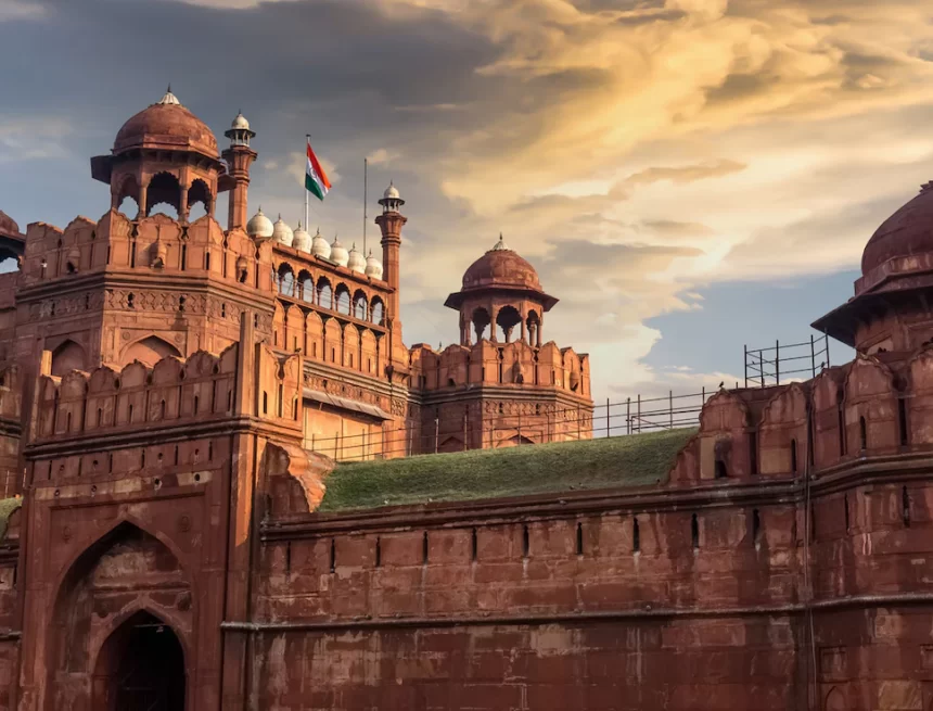 7 police officers in Delhi have suspended After Dummy Bomb Evades Security at Red Fort