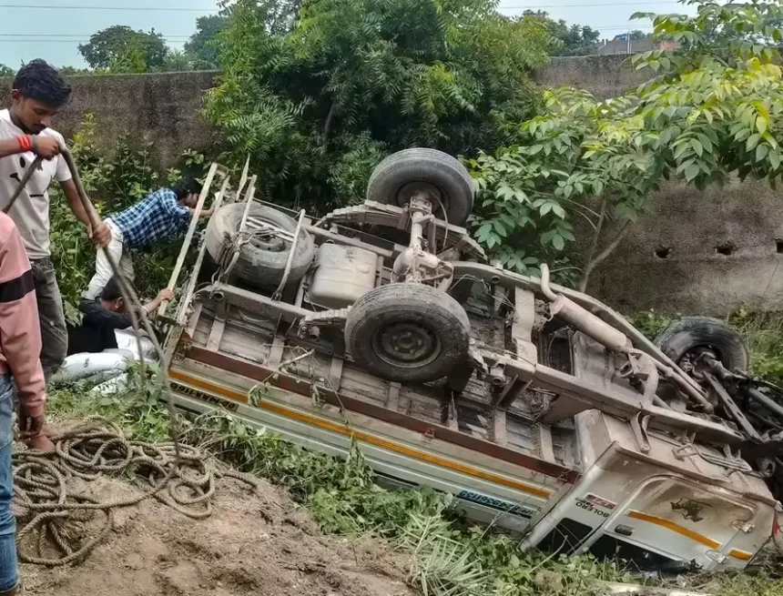 road-accident-1755253167 4 Pilgrims Killed, 25 Injured as Pickup Truck Falls into Gorge in Himachal’s Kangra