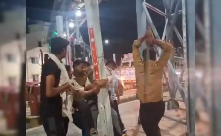 sn2engpg_army-jawan-assaulted_625x300_18_August_25 Army Jawan Assaulted by Toll Booth Staff in Meerut, 4 Arrested