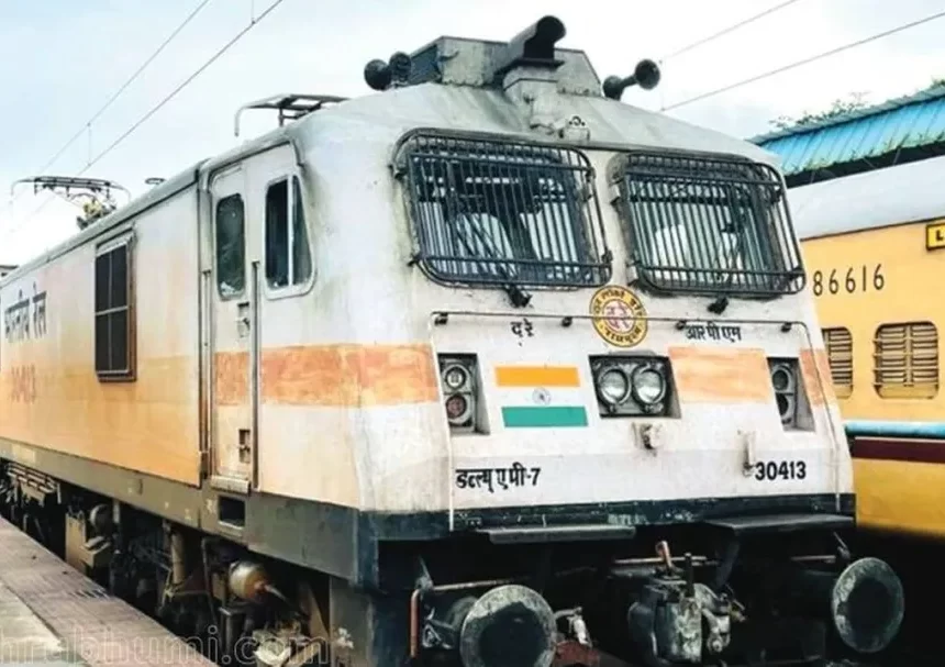 train-3-jpg Body of Toddler Found in Kushinagar Express Washroom; 10-Year-Old Girl Stabbed 21 Times in Separate Incident