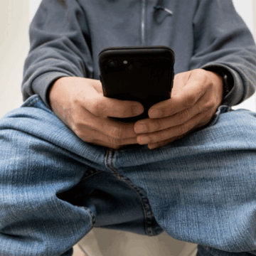 Prolonged Smartphone Use on the Toilet Linked to Increased Hemorrhoid Risk, New Study Reveals