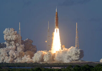 nasa-astronauts-carry-iphones-to-moon-for-1st-time-aboard-artemis-ii-mission
