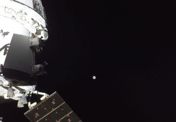 artemis-ii-astronauts-send-stunning-earth-images-from-near-the-moon