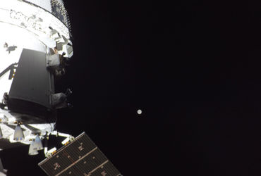 artemis-ii-astronauts-send-stunning-earth-images-from-near-the-moon