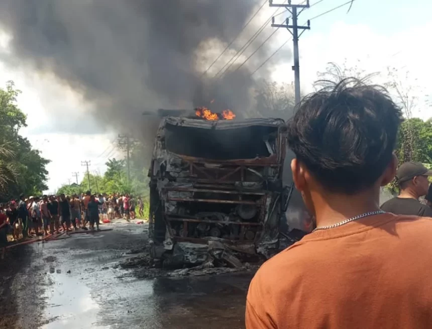 6a9bf321-8cad-4228-a422-7553f3ff05c9_fa5518c9 Fiery Bus and Oil Tanker Crash in Indonesia Leaves At Least 16 Dead on Sumatra Highway
