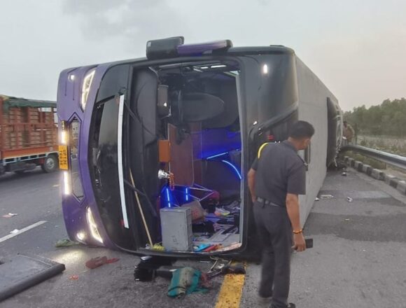 agra-lucknow-expressway-bus-accident-1_2026051120953 Six Dead, Several Injured After Double-Decker AC Bus Overturns on Lucknow-Agra Expressway in Unnao