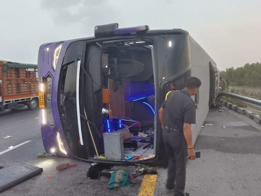 Six Dead, Several Injured After Double-Decker AC Bus Overturns on Lucknow-Agra Expressway in Unnao