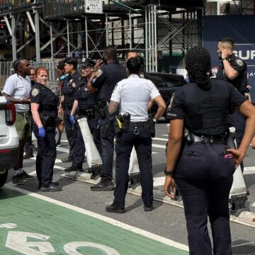 2026-06-18T204917Z_1008341077_RC2KWLAD1HCP_RTRMADP_3_NEW-YORK-SHOOTING-TIMES-SQUARE Times Square Panic: Gunfire Sparks Chaos as Crowds Rush for Safety in New York City