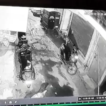 Delhi-(5)-1781352630535 Mystery Woman Seen on CCTV Before Tughlakabad Fire; Police Probe Possible Link to Deadly Blaze