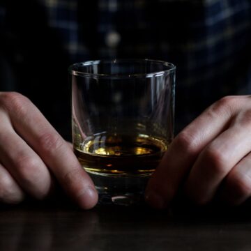 GettyImages-771456085-76bec4bf427e4cf9bd5682753039cf51 Why Mixing Alcohol and Antibiotics Can Undermine Recovery: Doctors Warn Against a Common Yet Preventable Health Mistake