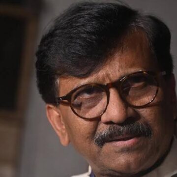 images (21) Sanjay Raut Alleges Massive Cash Offer to MPs Amid Speculation Over Shiv Sena (UBT) Rift