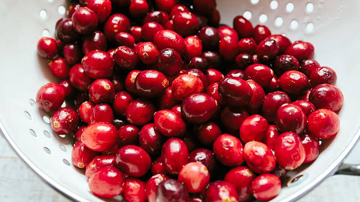 images (39) Cranberries and Gut Health: Gastroenterologist Explains the Benefits, Risks, and Best Ways to Include Them in Your Diet