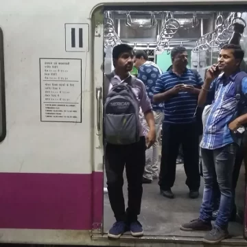 mumbai-local-2 Mumbai Local Train Dispute Turns Deadly: Passenger Fatally Stabbed After Argument Over Closing Door