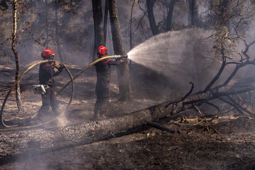 France Wildfire Crisis Escalates as More Than 220,000 Evacuate Amid Extreme Heat