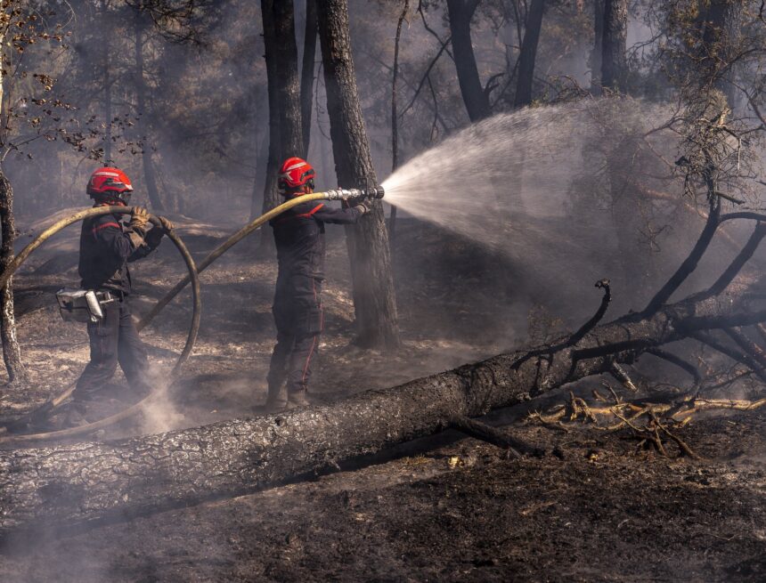 202607263879057-29a91c04-8311-4209-aead-37fbf0a54e12 France Wildfire Crisis Escalates as More Than 220,000 Evacuate Amid Extreme Heat