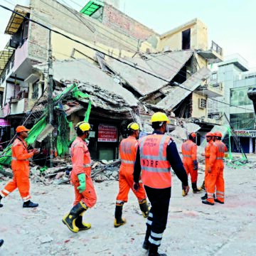 Delhi Rohini Building Collapse: Resident Escapes Death by Seconds as Structure Crumbles, Raising Fresh Safety Concerns