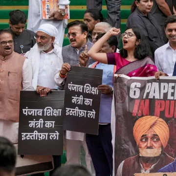 Delhi BJP Stages Protest, Demands Punjab Education Minister’s Resignation Over Alleged Examination Paper Leak Controversy