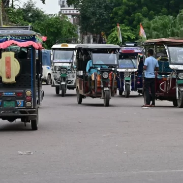 E-rickshaws_1783064985612_1783064985810_ec9ac3e6-dfae-4ae3-864b-2dad7e70529b Government Orders Removal of Battery Management Apps Linked to Remote E-Rickshaw Shutdowns