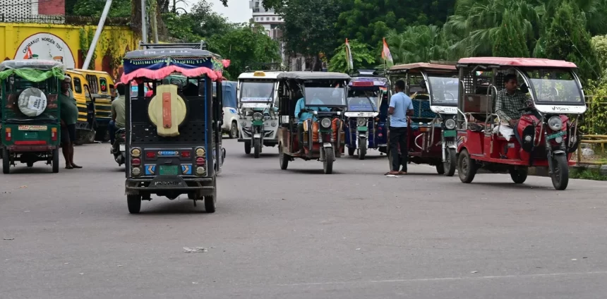 E-rickshaws_1783064985612_1783064985810_ec9ac3e6-dfae-4ae3-864b-2dad7e70529b Government Orders Removal of Battery Management Apps Linked to Remote E-Rickshaw Shutdowns