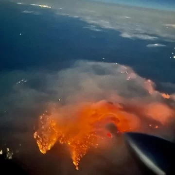 aerial-view-of-the-grasshopper-fire-by-mt-hood-v0-nhcsiukku4gh1 Grasshopper Fire Near Oregon’s Mount Hood Triggers Evacuations as Flames Spread Across Forest Areas