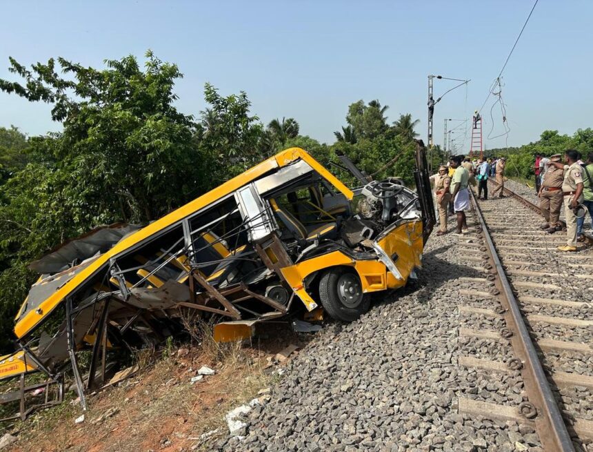 Three Dead, Several Schoolchildren Injured After Train Collides With Car at Railway Crossing in West Bengal