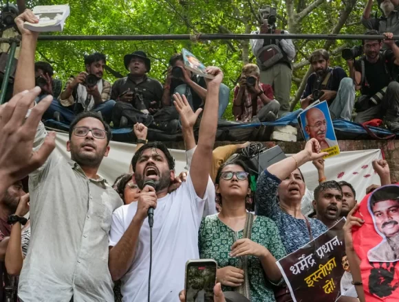 dipke-protest-6 CJP’s ‘Chalo Sansad’ Protest Intensifies as Sonam Wangchuk Sets Conditions to End Hunger Strike Amid Heavy Security in Delhi