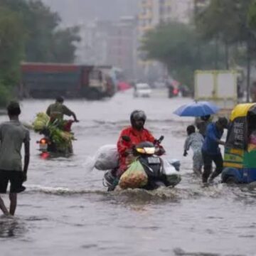 Monsoon Fury Batters India: Heavy Rains Claim Lives, Trigger Flooding, Traffic Gridlock and Widespread Disruptions Across Multiple States